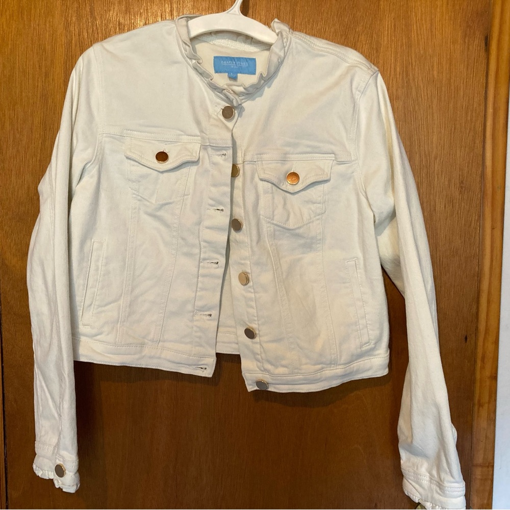 Woman’s Draper James jean jacket.  Nice condition, great for spring!
